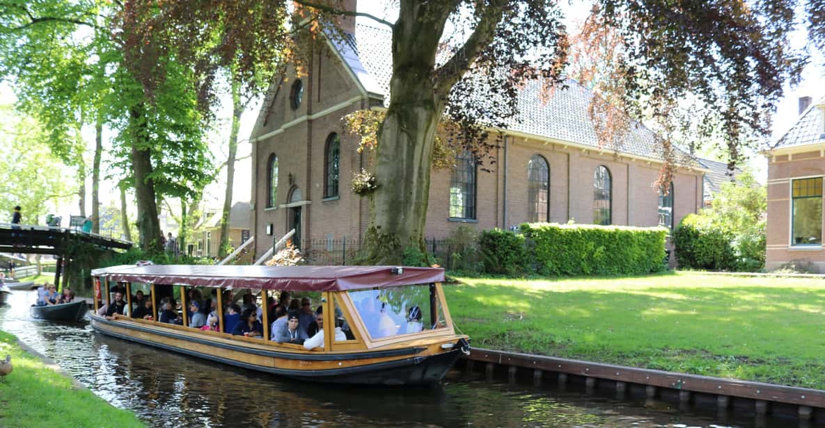 Impressie van Giethoorn: dorps- en nationaal parkrondvaart met koffie
