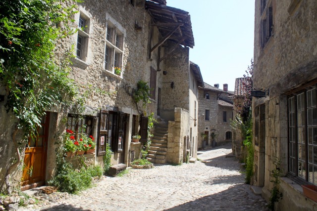 Visit Pérouges  Medieval Village Private Guided Tour in Monte Bianco, Francia