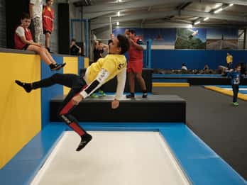 Skocz 1h do parku trampolin w Béziers