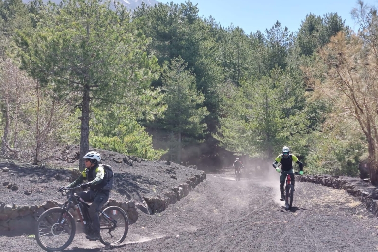 Etna: mountainbiketocht van een halve dag naar de EtnaMt Etna Shared Mountain Bike Tour in het Italiaans