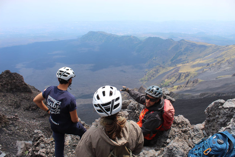 De Taormina: passeio de bicicleta até o topo do Monte EtnaPasseio de bicicleta até o topo do Monte Etna em italiano