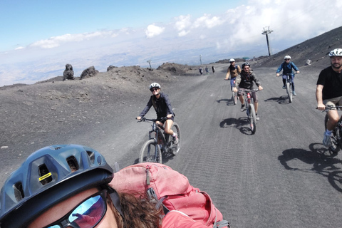 Desde Taormina: recorrido en bicicleta hasta la cima del monte EtnaTour en bicicleta a la cima del monte Etna en italiano