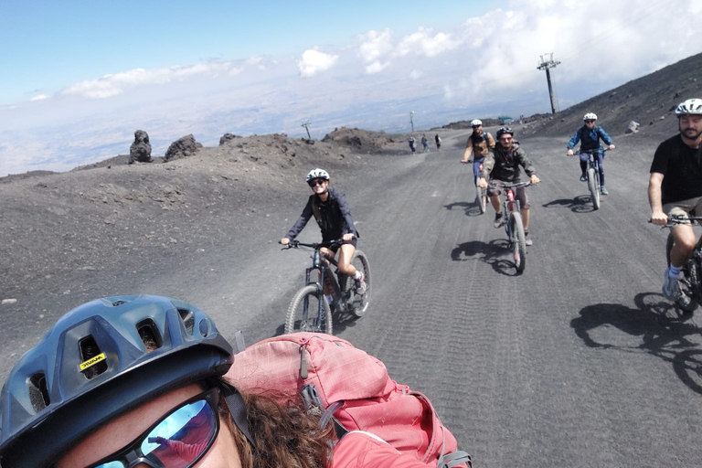 De Taormina: excursion à vélo au sommet de l'EtnaTour à vélo au sommet de l'Etna en italien