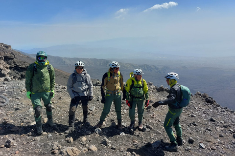 De Taormina: excursion à vélo au sommet de l'EtnaTour à vélo au sommet de l'Etna en italien