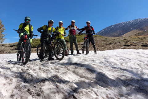 Desde Taormina: recorrido en bicicleta hasta la cima del monte EtnaTour en bicicleta a la cima del monte Etna en italiano