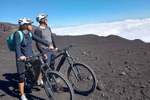 De Taormina: passeio de bicicleta até o topo do Monte EtnaPasseio de bicicleta até o topo do Monte Etna em italiano