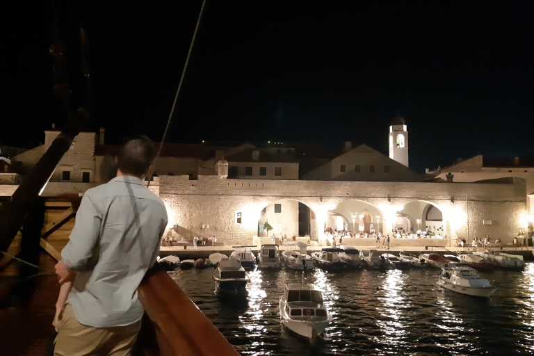 Dubrovnik : Bateau de nuit Karaka du 16e siècle dans la vieille ville