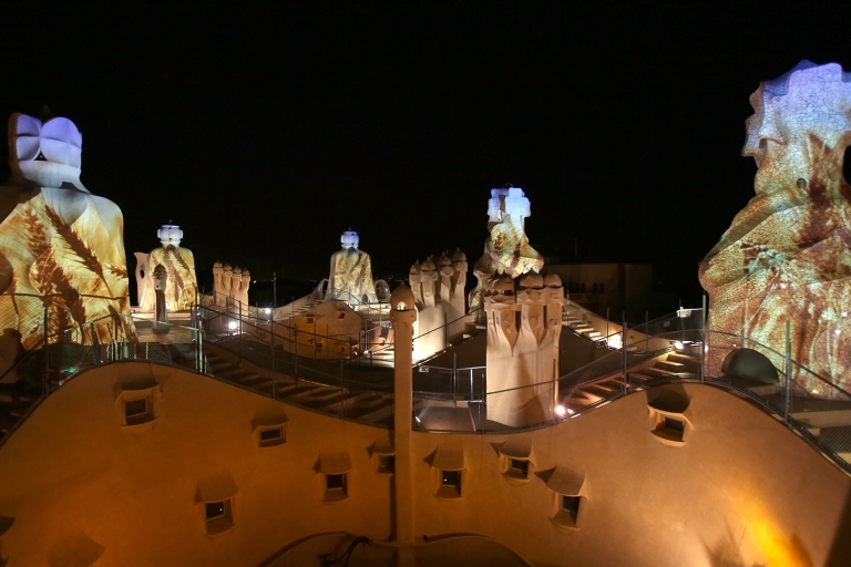Barcelone : visite nocturne de La PedreraVisite nocturne avec présentation en anglais