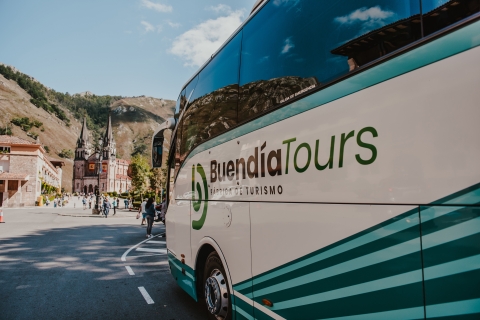 Z Oviedo: Covadonga Lakes i Cangas de Onís Bus Day TripWycieczka po hiszpańsku