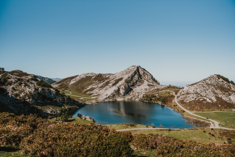 Desde Oviedo: excursión de un día en autobús a los lagos de Covadonga y Cangas de Onísgira en español