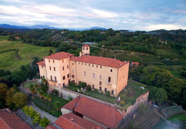 Visit Manta Manta Castle in Fossano, Italia