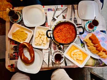 Istanbul: Guided Food Tour with Ferry Ride and Tastings