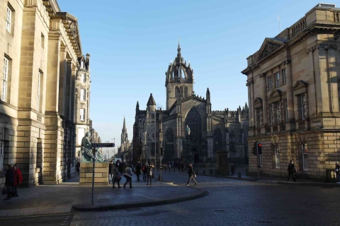 La Milla Real de Edimburgo: Una visita audioguiadaEdimburgo: Recorrido por la Royal Mile con audio en la aplicación para teléfonos inteligentes