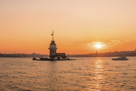 Estambul: Visita guiada en barco por el Bósforo con té turco