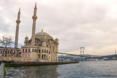 Estambul: Visita guiada en barco por el Bósforo con té turco