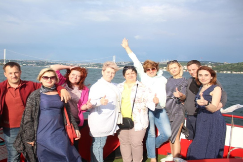 Istanbul: Bosphorus Guided Boat Tour with Turkish Tea