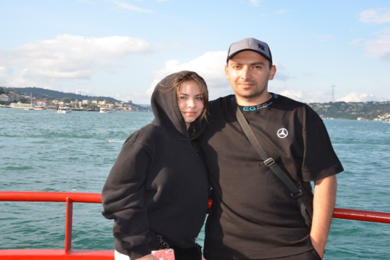 Istanbul: Bosphorus Guided Boat Tour with Turkish Tea