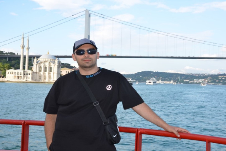 Istanbul: Bosphorus Guided Boat Tour with Turkish Tea