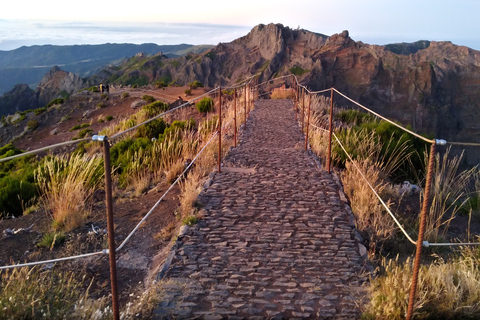 Madeira: Guidad vandring i soluppgången på Pico Ruivo med upphämtning på hotelletMadeira: Guidad vandring på Pico Ruivo i soluppgång med upphämtning på hotellet