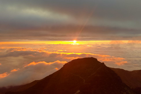 Madère : randonnée guidée au lever du soleil sur le Pico Ruivo avec prise en charge à l'hôtelMadère : Randonnée guidée au lever du soleil au Pico Ruivo avec ramassage à l'hôtel