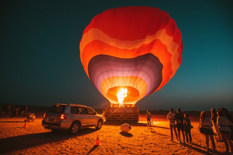 Dubai: Ballonfahrt, Kamelritt und Foto mit Falken