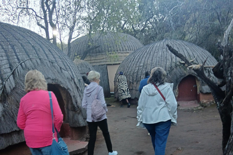 Johannesburg: Local Heritage Lesedi and Wildlife Tour