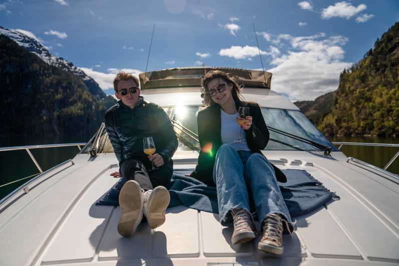 Bergen: Privat kvelds-yachtcruise med snacks og vin