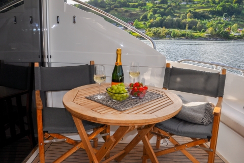 Bergen : Croisière en yacht privée en soirée avec collations et vin