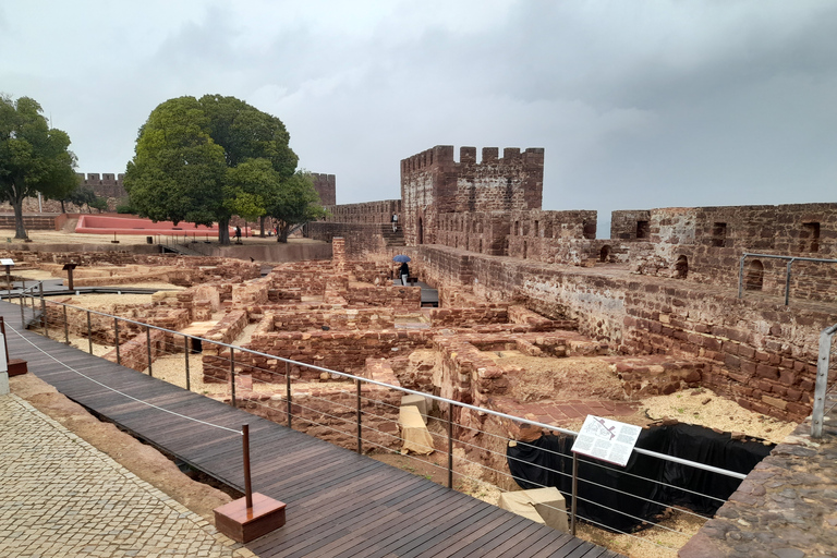 Depuis Albufeira : Visite privée du château de Silves avec dégustation de vinDepuis Armação ou Albufeira : visite privée de la ville de Silves avec vin.