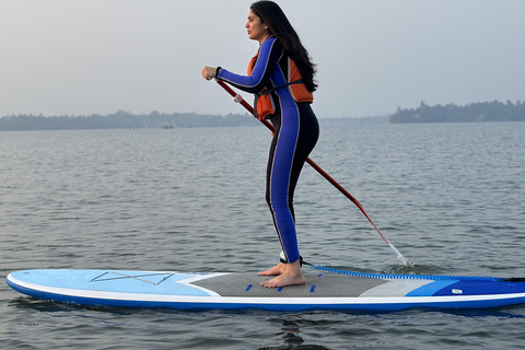 SUP w Kochi: Sunrise Stand-Up Paddleboarding Tour