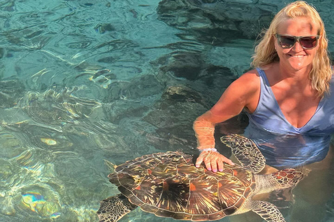 NADAR CON TORTUGAS EN LA CUEVA DE SALAAM EN KIZIMKAZI ZANZIBAR