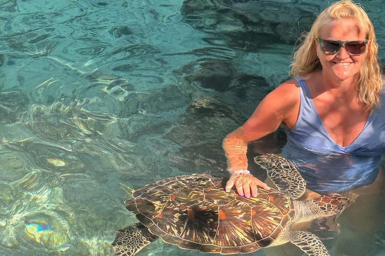 NADAR CON TORTUGAS EN LA CUEVA DE SALAAM EN KIZIMKAZI ZANZIBAR