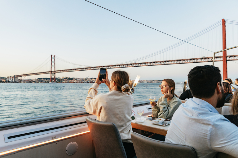 Lisbonne : Croisière sur le Tage au coucher du soleil avec boisson de bienvenueLisbonne : croisière au crépuscule sur le Tage, vin & en-cas