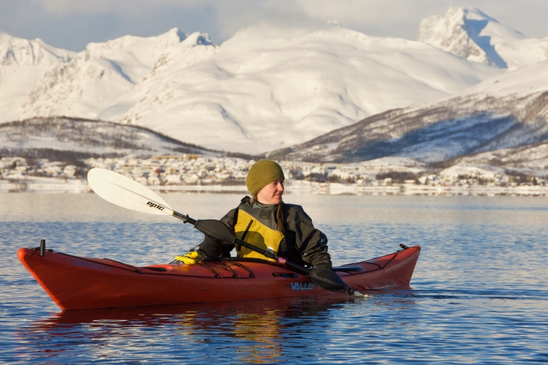 Tromsø: Zimowa wycieczka kajakiem po morzu z przewodnikiem z przekąskami