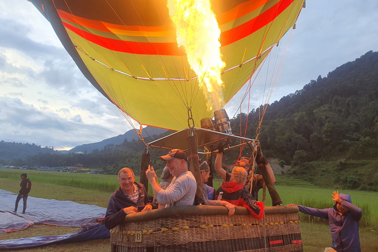 Pokhara: Heißluftballon in PokharaPokhara: Heißluftballon