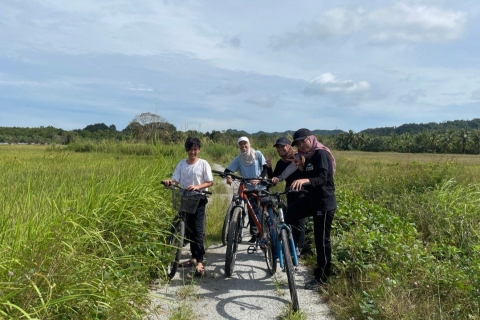 Jazda na rowerze na wsi w Langkawi
