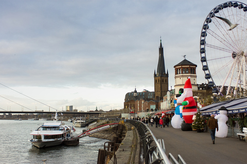 Düsseldorf: Crucero nocturno de Adviento con todo incluido