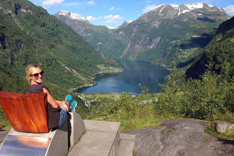 Geiranger: Panorama Bus Tour (Highlights viewpoint) Geiranger: Panorama bus tour Eaglebend - Flydalscanyon 1,5 h