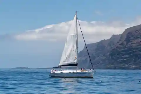 Los Gigantes: Tour privado en velero con baño, bebida y tapas