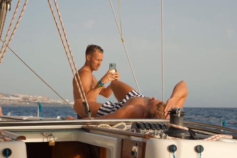 Los Gigantes: Excursión privada en velero con baño, bebida y tapasExcursión privada en velero de 8 horas