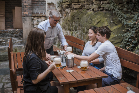 Praga: Recorrido a pie por los pubs locales con 5 cervezas y aperitivos