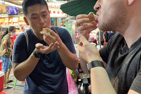 Bangkok: Recorrido nocturno a pie por la comida callejera de Yaowarat