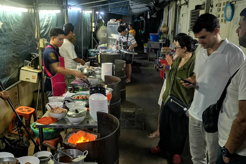 Bangkok: Old Town Food Tasting Tuk Tuk Tour at Night