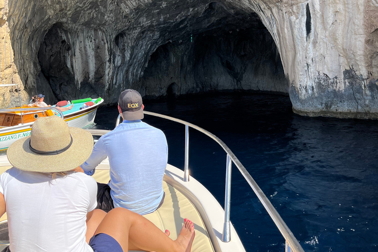 De la côte amalfitaine : Capri, excursion en bateau tout compris + visite de la villeAu départ d'Amalfi : excursion en bateau tout compris à Capri + visite de la ville