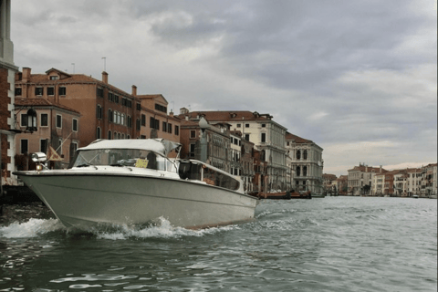 Venezia: trasferimento privato dalla stazione ferroviaria con taxi acqueoVenezia: trasferimento privato dalla stazione ferroviaria in taxi acqueo