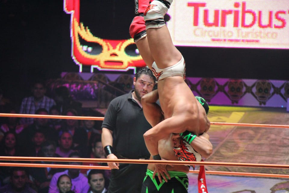 Mexico City: Wrestling show access & Double Decker Bus Tour