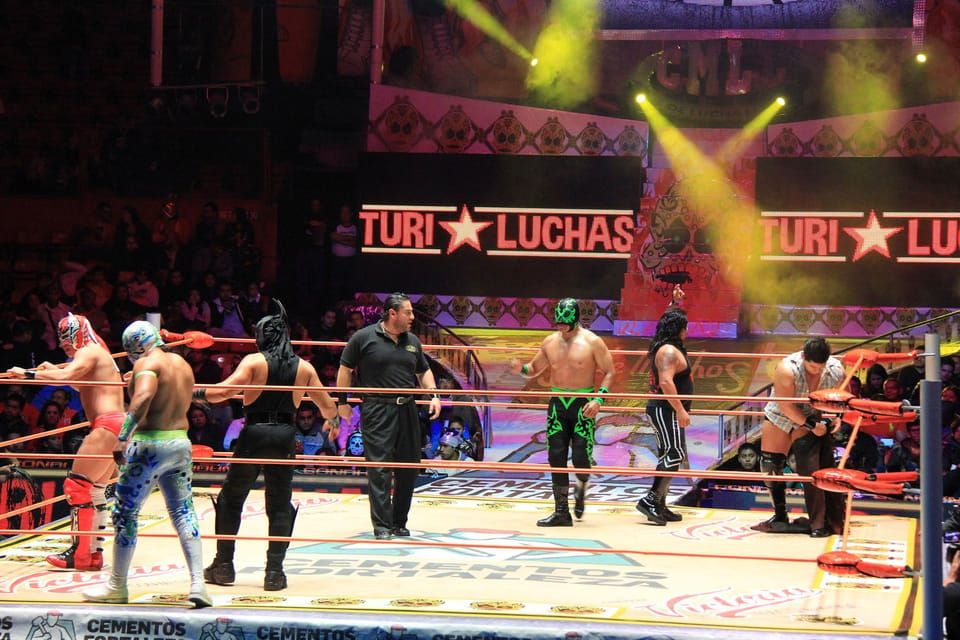 Mexico City: Wrestling show access & Double Decker Bus Tour