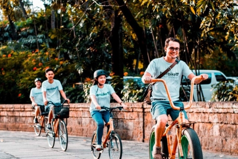 Manila: Excursión guiada en bicicleta de bambú al atardecer en Intramuros