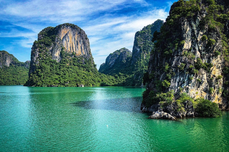 Hanoi: crucero de 2 días y 5 estrellas por la bahía de Lan Ha con traslado