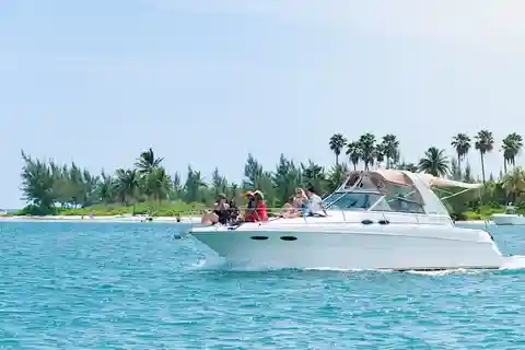 George Town: North Sound Lagoon Boat Tour with Snorkeling